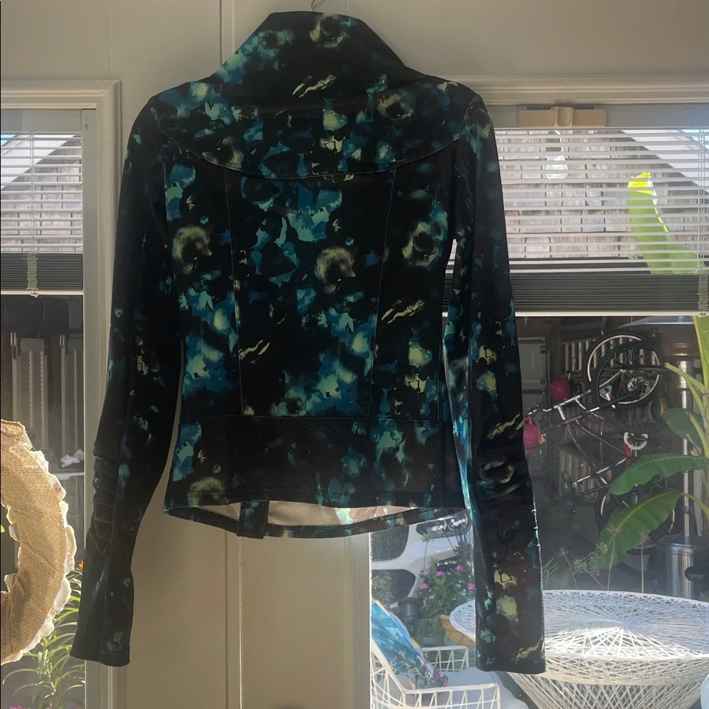 Karma Black and Blue Ruffled sleeve activewear - Picture 3 of 5